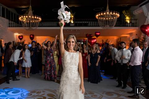 noiva-jogando-o-buque'