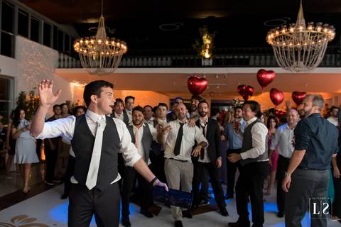 noivo-jogando-caixa-de-uisque'