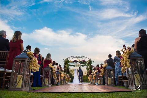 noivos-no-altar-ao-ar-livre'