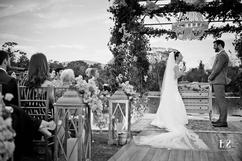 noivos-no-altar-ao-ar-livre'