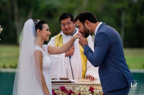 noivos-no-altar-ao-ar-livre'