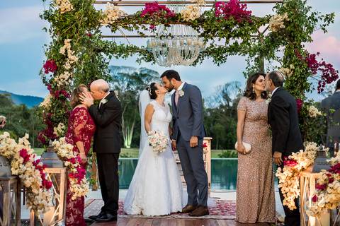 noivos-e-pais-se-beijando'