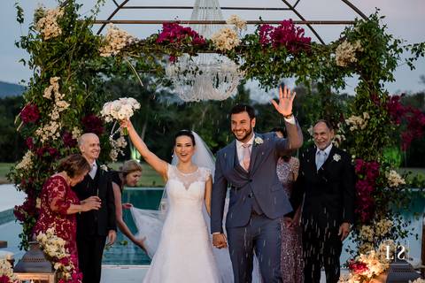 noivos-no-altar-ao-ar-livre'