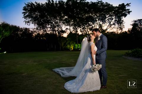 noivos-se-beijando-ao-ar-livre'