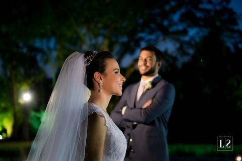 noivo-olhando-a-noiva'