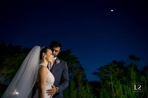 noivo-olhando-a-noiva'