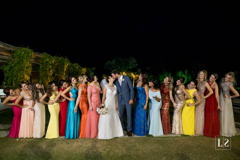 noivos-se-beijando-e-madrinhas-olhando'