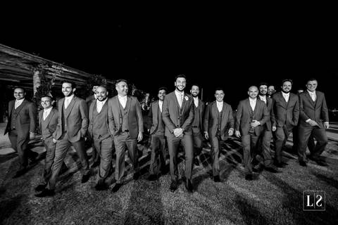 noivo-e-padrinhos-caminhando'