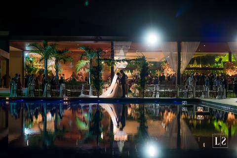 noivos-perto-da-piscina'