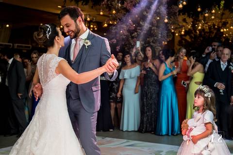 noivos-na-primeira-dança-daminha-olhando'