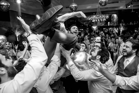 noivo-jogado-para-o-alto-pelos-amigos'