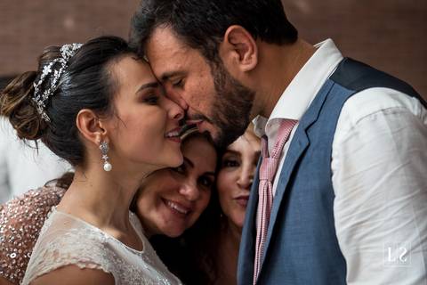 carinho-dos-noivos-e-amigas-olhando'