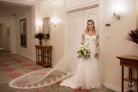 noiva posando para fotos no hotel'