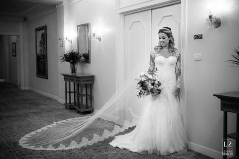 noiva posando para fotos no hotel'