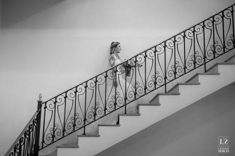 noiva posando para fotos no hotel'