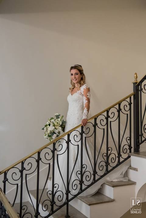 noiva posando para fotos no hotel'