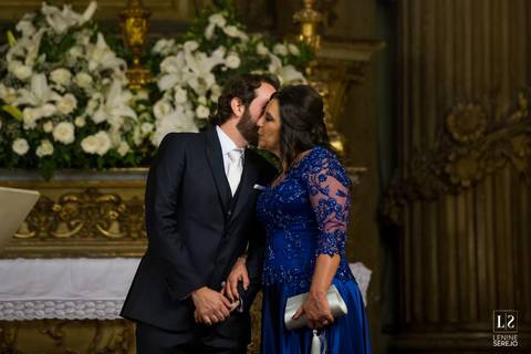 noivo com a mãe no altar'