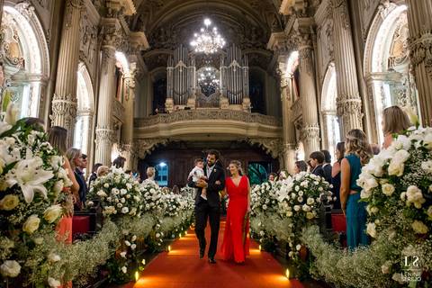 entrada dos padrinhos na igreja'