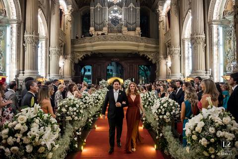 entrada dos padrinhos na igreja'