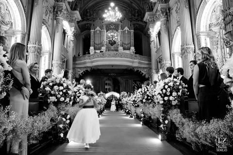 entrada das daminhas e pajens na igreja'