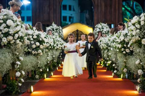 entrada das daminhas e pajens na igreja'