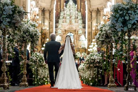 entrada da noiva na igreja'