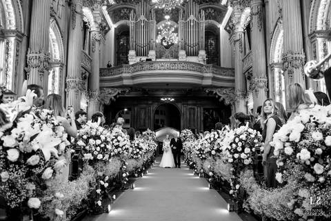 entrada da noiva na igreja'