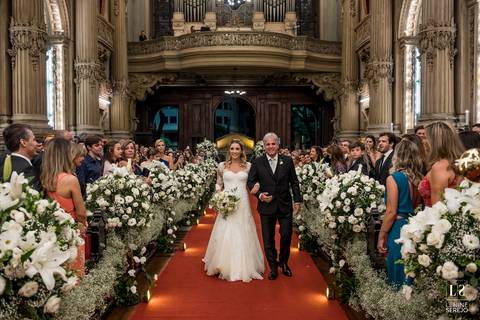 entrada da noiva na igreja'