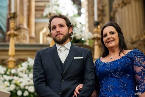 noivo emocionado no altar'