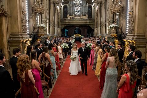 entrada da noiva na igreja'