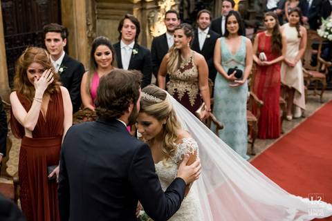 noivo beija a noiva no altar'