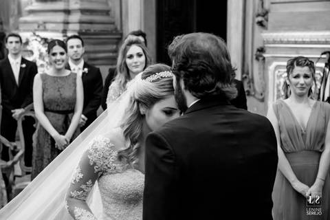 noivo beija a noiva no altar'