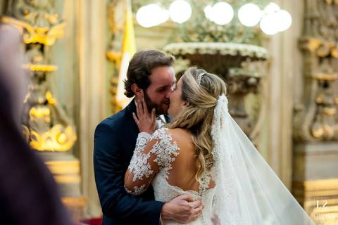 noivos se beijam no altar'