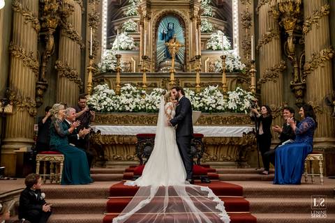 noivos se beijam no altar'