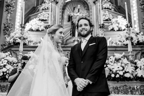noivos no altar'