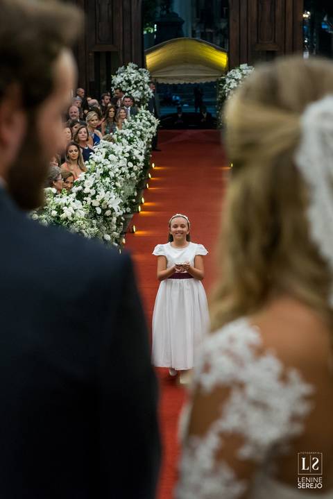 daminha trazendo as alianças'