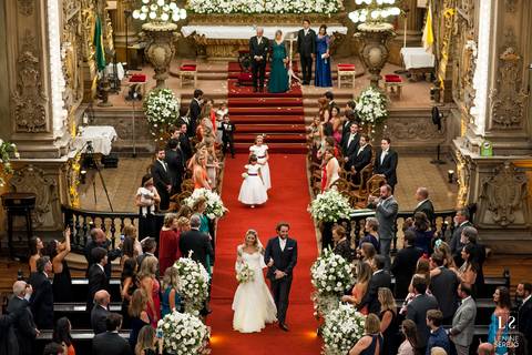 noivos saindo da igreja'