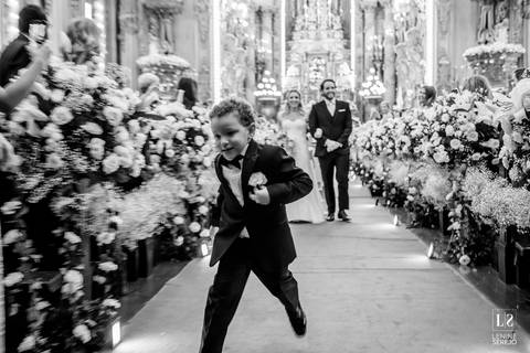 noivos saindo da igreja'