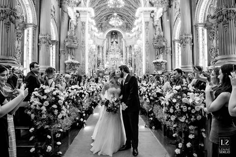 noivos saindo da igreja'