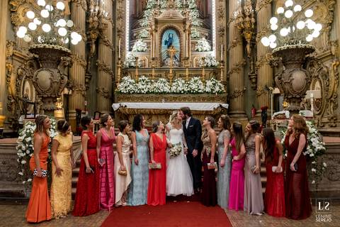 noivos com madrinhas na igreja'