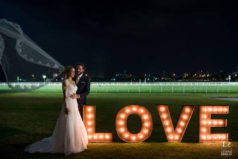 noivos posando no jockey'