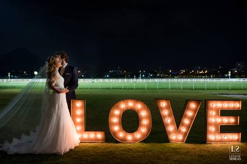 noivos posando no jockey'