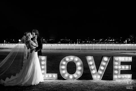 noivos posando no jockey'