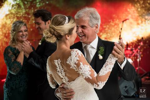 noiva dançando com o pai'