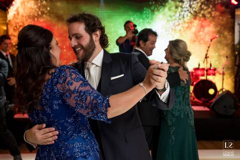 noivo dançando com a mãe'