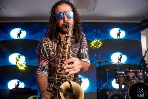 artista tocando sax no casamento'