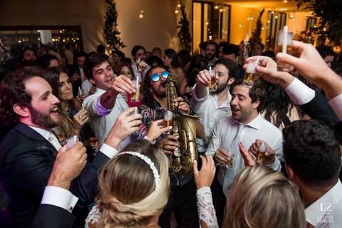 noivos e amigos na pista de dança'