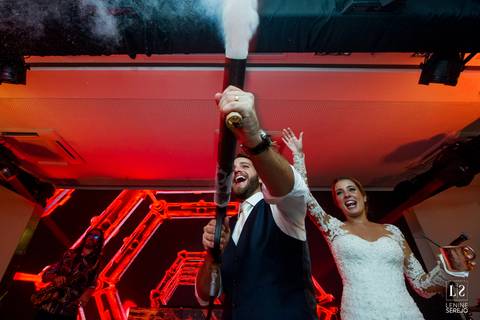 noivos na pista de dança'