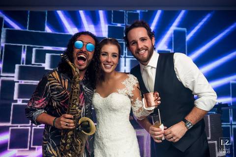 noivos posando com artista'