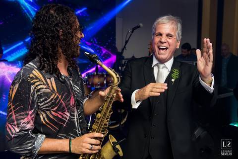 pai da noiva na pista de dança'